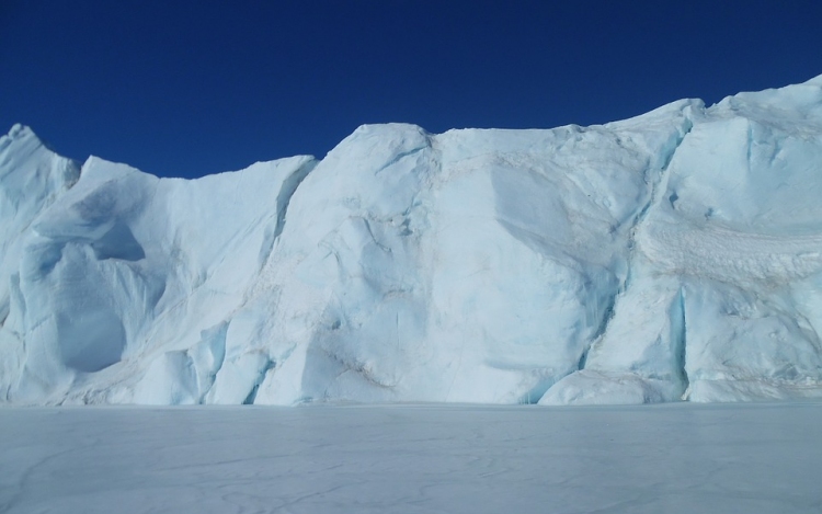 Töredeznek a világ legnagyobb jéghegyének a szélei
