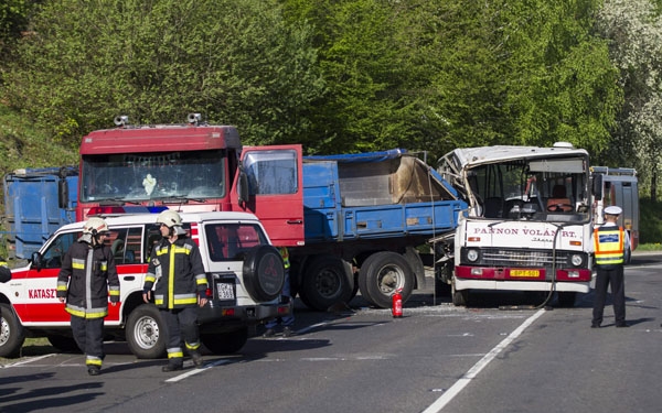 Halálos baleset: busz és kamion ütközött – sok a tragédia, de csökken a számuk