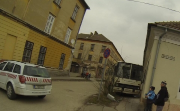 Háznak ütközött egy busz Esztergomban