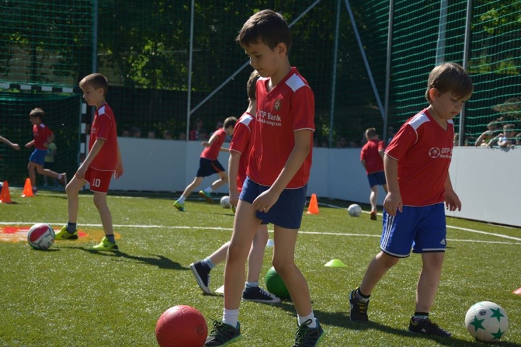 Új, műfüves focipályát avattak a József Attila iskolában