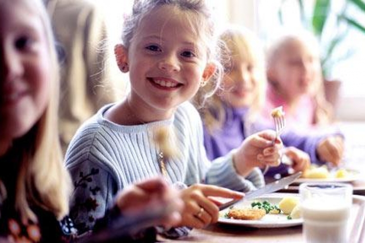 Kevesebb édességre, mogyorófélére és finompékáru van szükség a gyerekek étrendjében