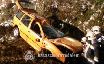 Négy utassal árokba hajtott egy autó a Suzuki úton