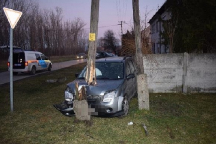 Felborult egy kocsi Esztergomban - Táton egy másik villanyoszlopnak csapódott