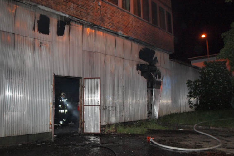 Kiemelt riasztású raktártűzhöz és súlyos balesethez vonultak a megyei tűzoltók