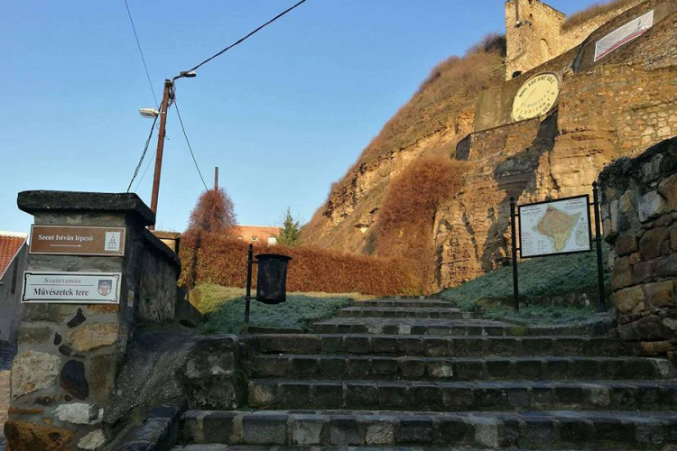 Elbontották Esztergom első szabadtéri kiállítását