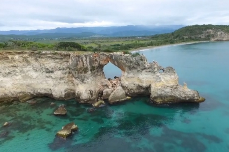 Leomlott Puerto Rico híres tengeri sziklaablaka az erős földrengésben