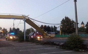 Csúnya látvány a leszakadt csőhíd Dorogon - FOTÓK