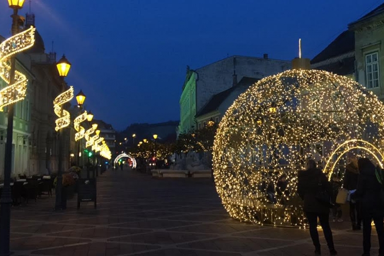 Újabb gyönyörű dísszel bővült Esztergom adventi kivilágítása