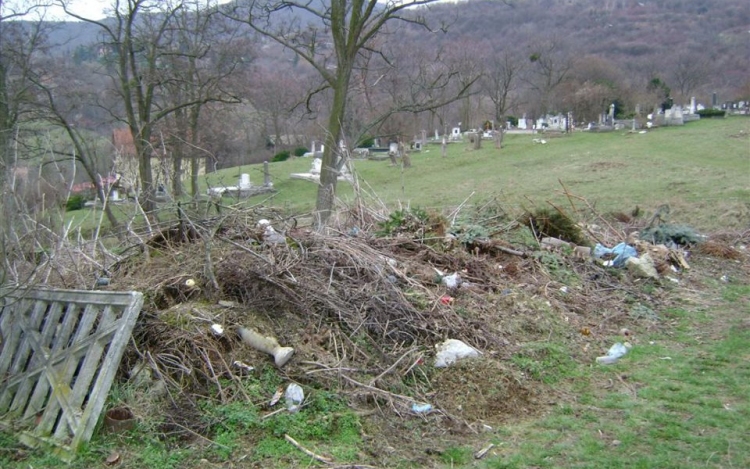 Összefogással a dömösi temető megszépítésére