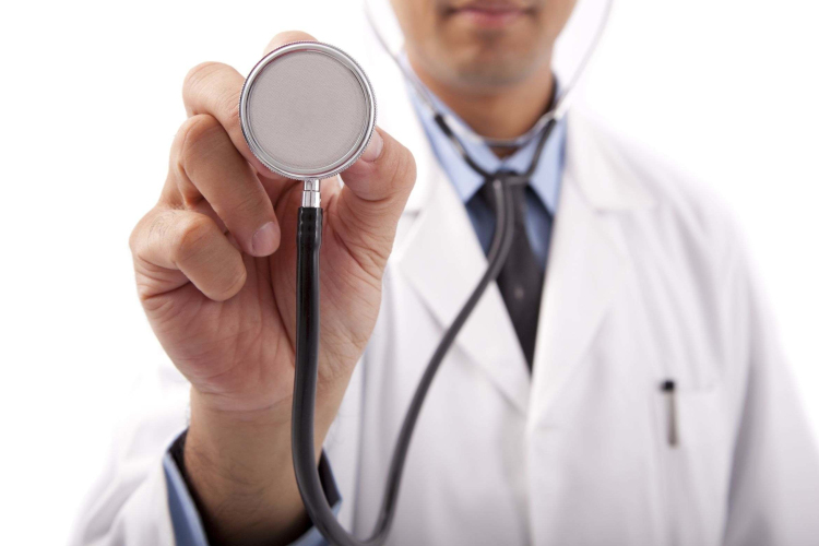 Novembertől 100 ezer forinttal emelkedik az orvosok bére