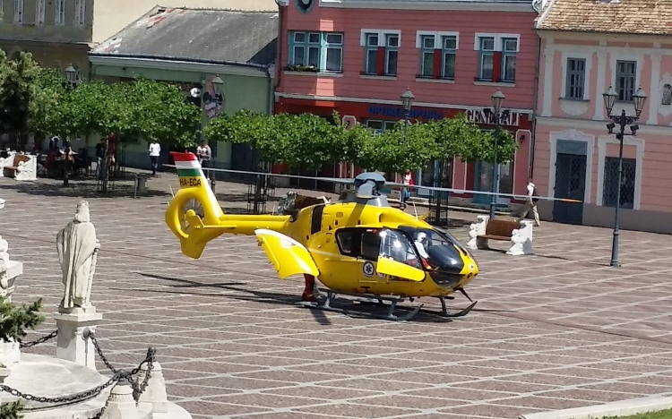 Mentőhelikopter szállt le a Széchenyi téren