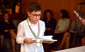 Országos döntőbe jutott a Petőfi iskola diákja