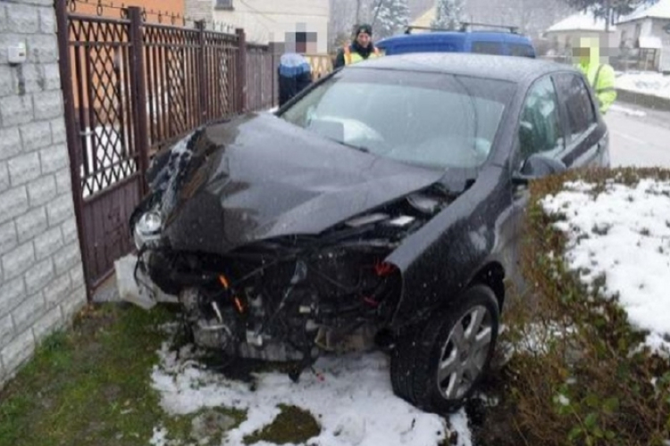 Villanyoszlopnak csapódott kocsival egy 19 éves esztergomi fiatal