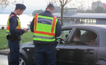 Minden autóst megállítottak a rendőrök Esztergomban