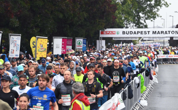 Az eső sem tartotta vissza a futókat a Budapest Maratonon