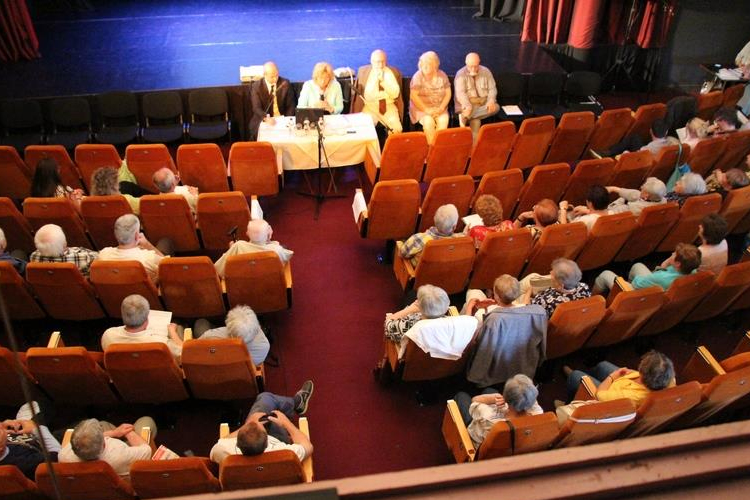 Folytatódnak Esztergomban az intézmények, utak és járdák felújítása