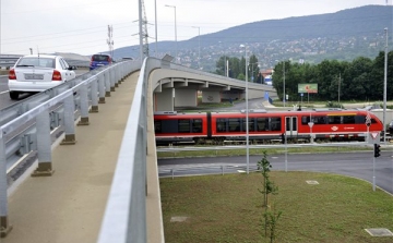 Folytatódik a villamosítás az Esztergom-Rákosrendező vasútvonalon