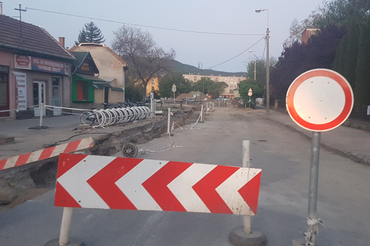 Felbontották teljesen az utat a Baross utcában