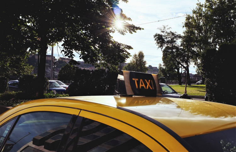 Újra pályázhatnak elektromos autók beszerzésére a taxisok