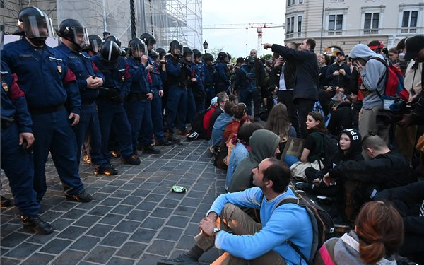 A pedagógusok státusztörvénye ellen tüntettek diákok Budapesten