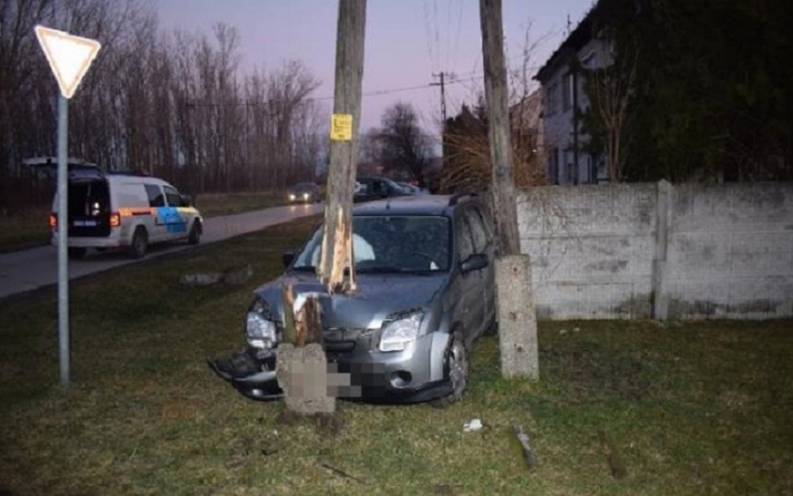 Felborult egy kocsi Esztergomban - Táton egy másik villanyoszlopnak csapódott