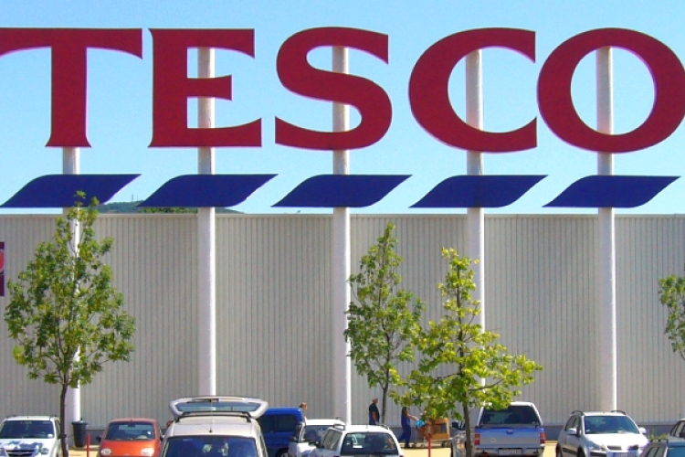 Hiányos árukészlet miatt bírságolta a GVH a Tesco-t