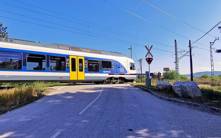 Átépítés miatt részleges, illetve teljes útzár várható a Dobó utcai vasúti átjárónál