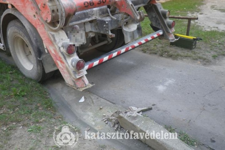 Kidöntött villanyoszlop dőlt egy járókelőre Dorogon