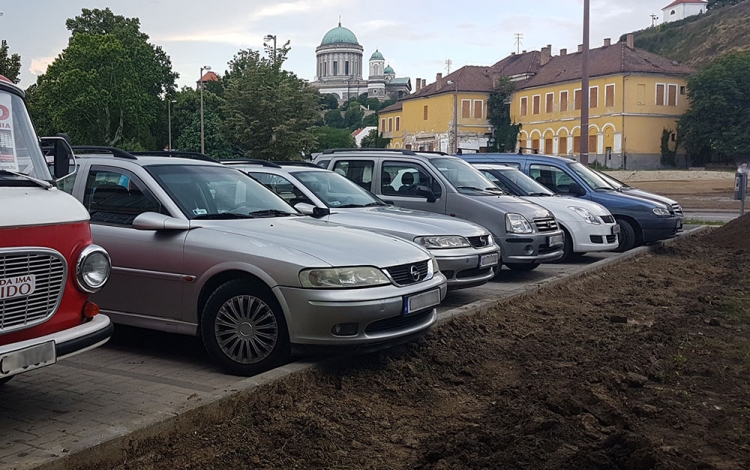 Ideiglenesen ingyenes a parkolás Esztergomban