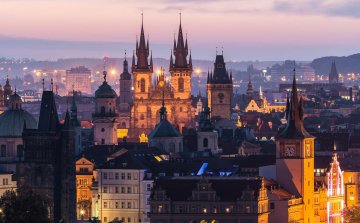 Tízezrek követelték Prágában a kormány lemondását