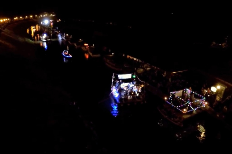 Ilyen volt a lampionos és a tűzijáték felülről - VIDEÓ