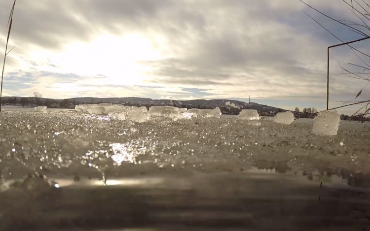 Rendkívüli a látvány a Pala jege alatt – VIDEÓ