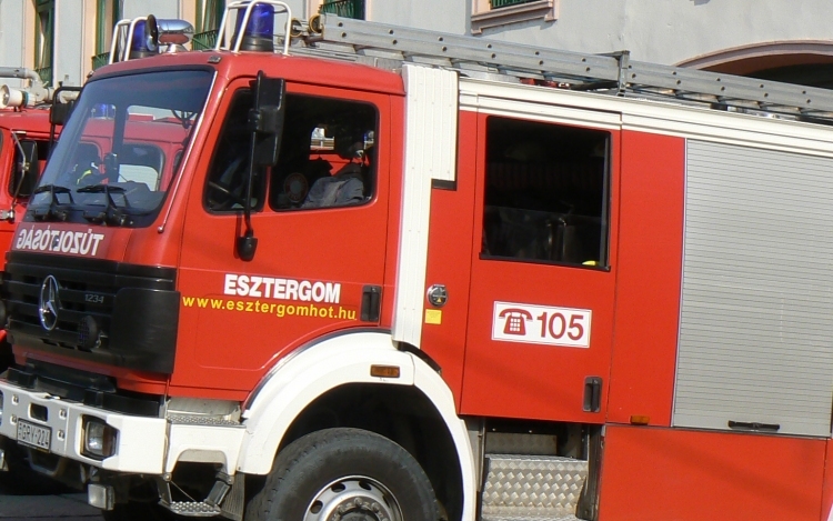 Ablakon bemászva segítettek a tűzoltók a Budai lakótelepen