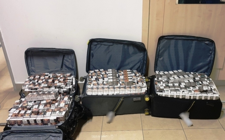 Majd 3000 doboz cigit akartak becsempészni a debreceni repülőtéren 