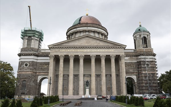 Leemelték az esztergomi bazilika déli tornyának kupoláját