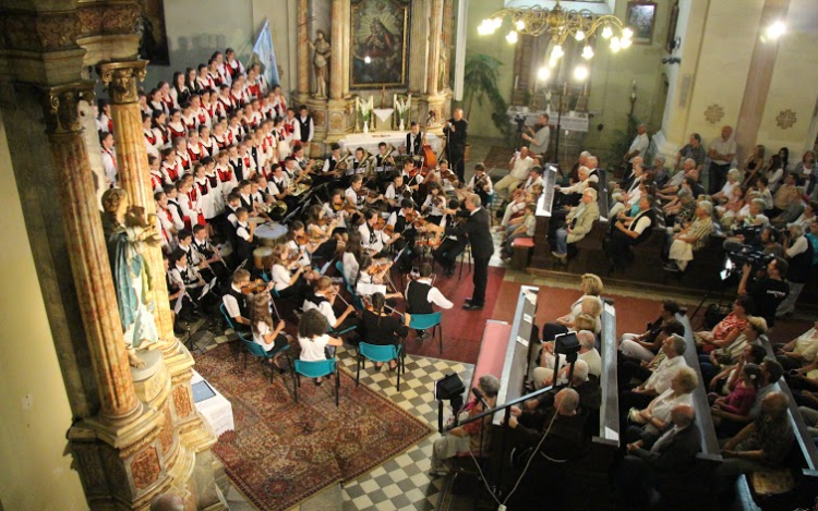 A gyermekkórus hangjaira zsúfolásig telt a templom