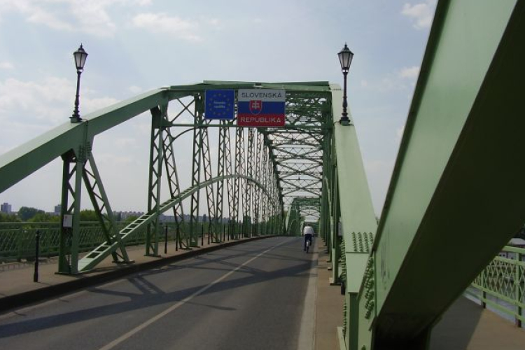 Vigyünk személyit Párkányba - Szlovákia szúrópróbaszerű ellenőrzéseket vezetett be a határon
