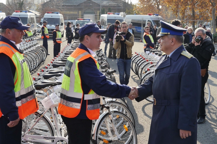 258 esztergomi kerékpárt adott át a polgárőrségnek az ORFK