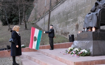 100 millió áldozatra emlékeztek Esztergomban