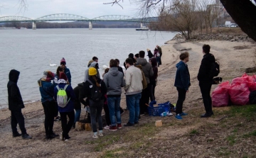 Fiatalok tisztították meg a Duna-partot