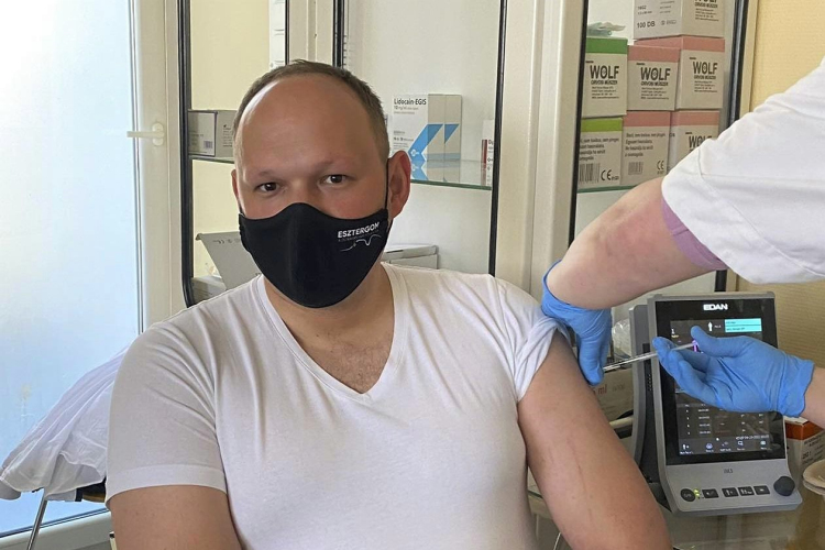A mai napon megkapta a koronavírus elleni első oltását Hernádi Ádám polgármester