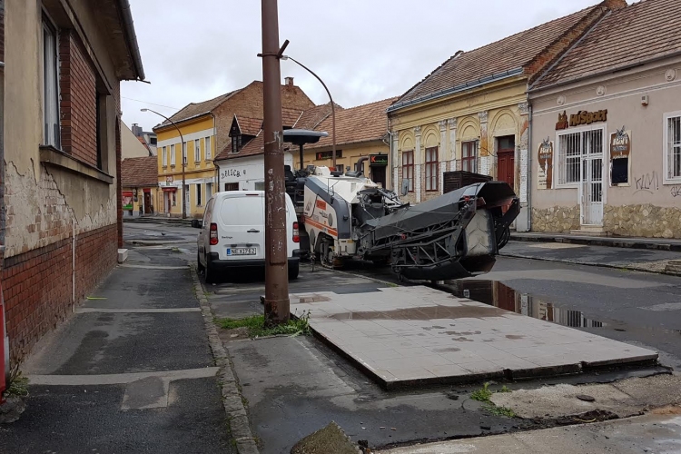 Felvonultak a munkagépek – elkezdődött az egykori piac utca közműfelújítása