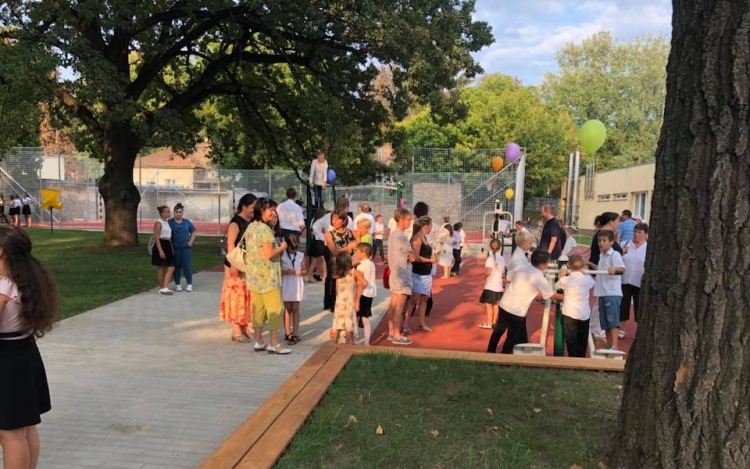 Átadták a Babits iskola új udvarát és sportudvarát