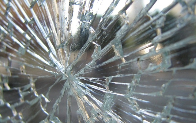 Szilánkokra törte egy 15 éves fiú a buszmegálló üvegét  - vádemelés