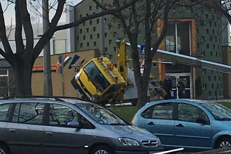 Felborult egy emelőkosaras kocsi Dorogon
