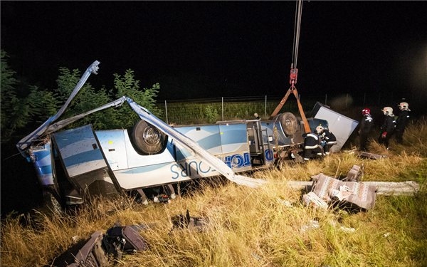 Svájci busz borult fel az M1-es autópályán, tizennégy sérült - FOTÓK