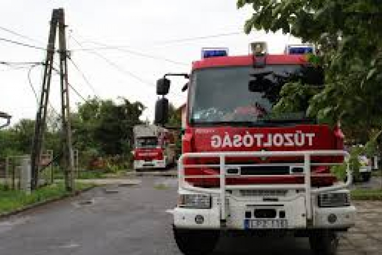 Autó lángolt Esztergomnál
