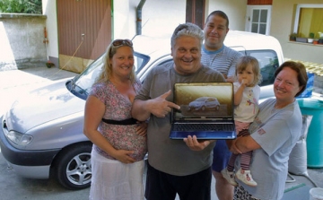 Óriási öröm – esztergomi család nyerte a Bors autós fődíját 