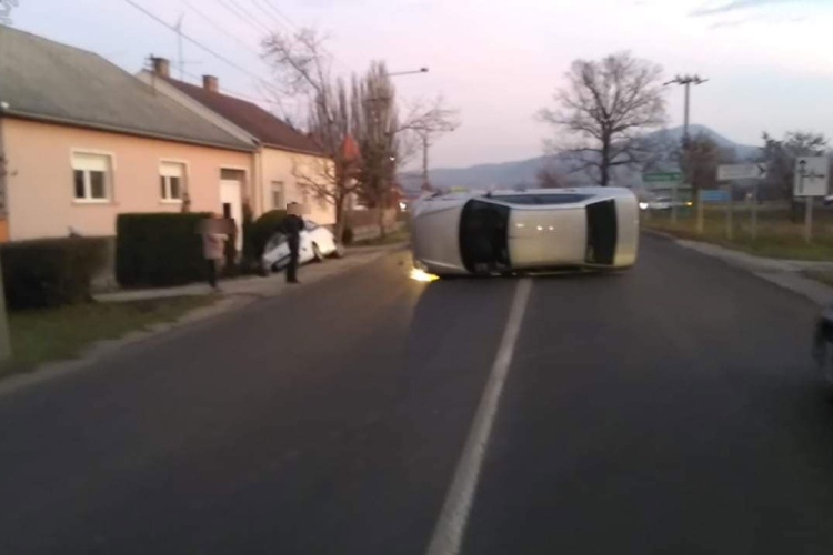 Újabb baleset – Táton is felborult egy kocsi
