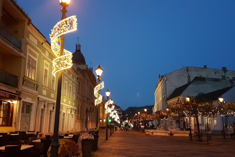 Ünnepi díszbe öltözik a város főtere